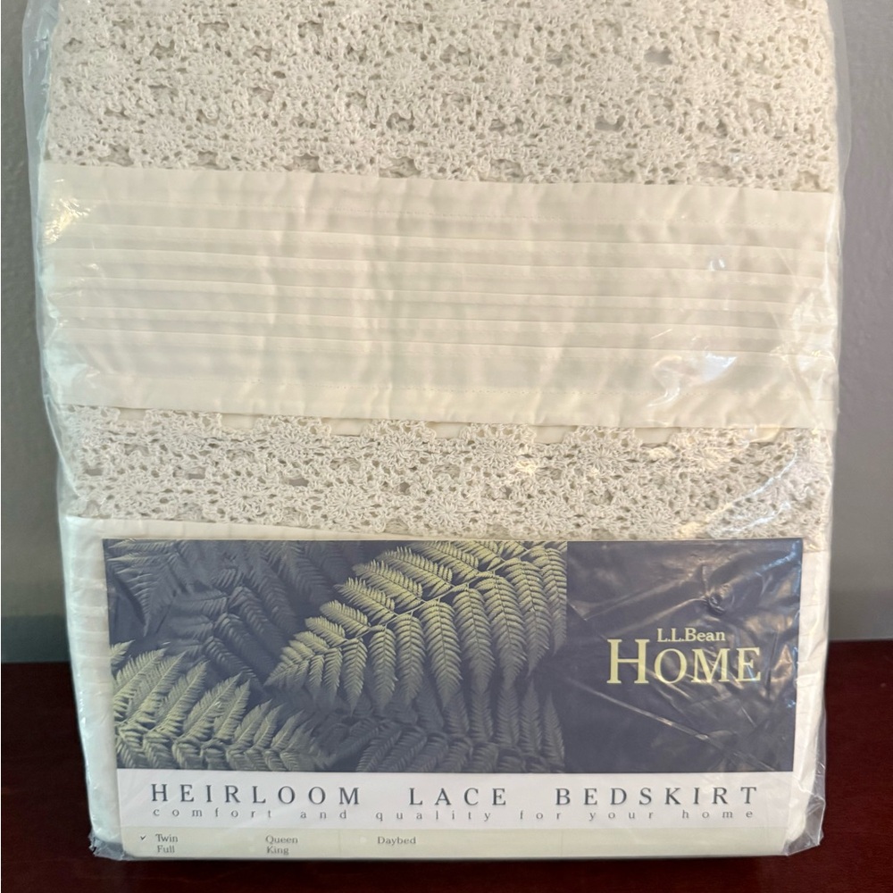 L.L. BEAN Heirloom Crochet Lace TWIN
Bed Skirt in Natural NEW